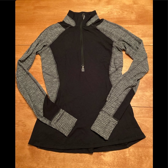 lululemon athletica Tops - ⭐️2XHP⭐️EUC Lululemon running top. Black+gray jacquard. Thumb holes/hand covers